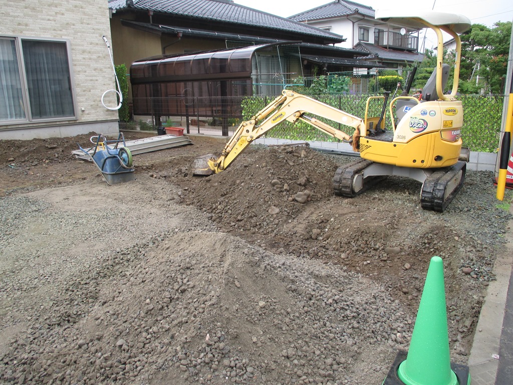 重機で土のすきとり | 外構施工中
